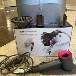 Dyson Supersonic Hairdryer in fuchsia/iron